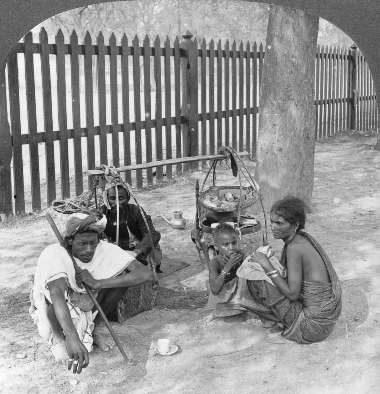 Aamiainen tienvarrella lähellä Mandalaya, Burma, 1908. tekijältä Stereo Travel Co