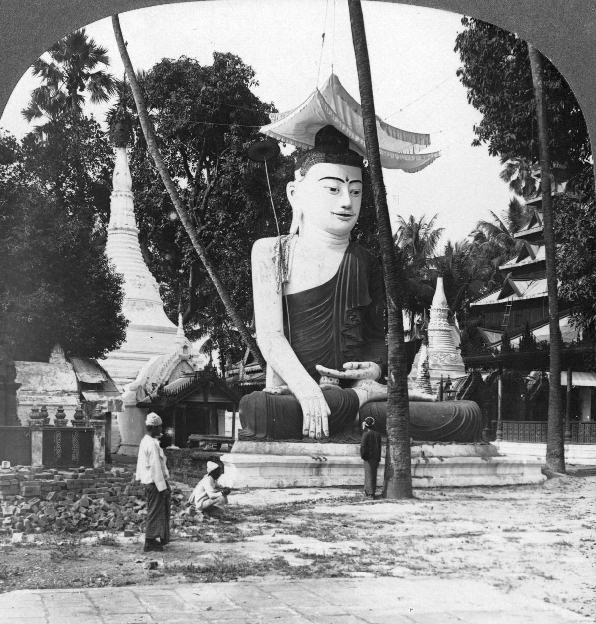 Buddha-patsas, Shwedagon-pagodi, Rangoon, Burma, 1908 tekijältä Stereo Travel Co
