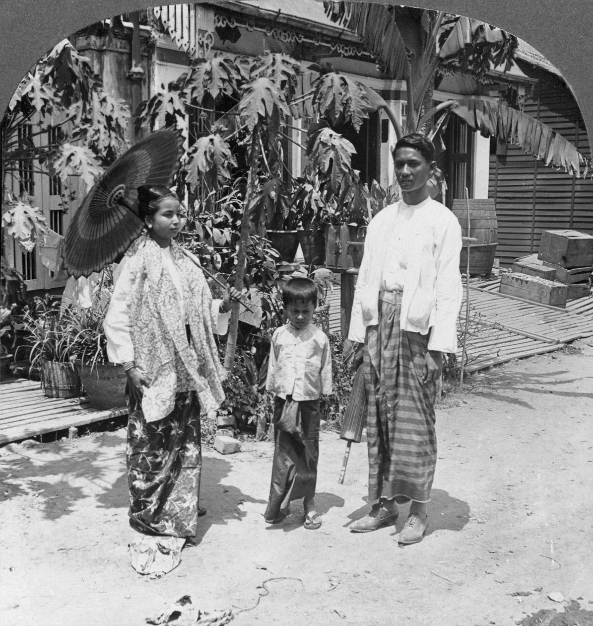Burmalainen perhe, Rangoon, Burma, 1908 tekijältä Stereo Travel Co