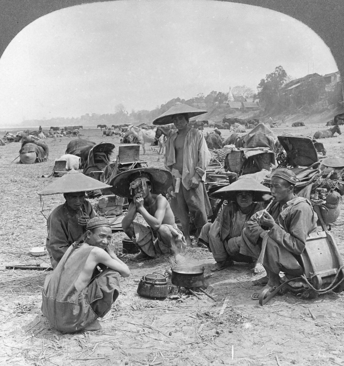 Karavaani matkalla Kiinaan leiriytymään Bhamossa, Burmassa, 1908 tekijältä Stereo Travel Co