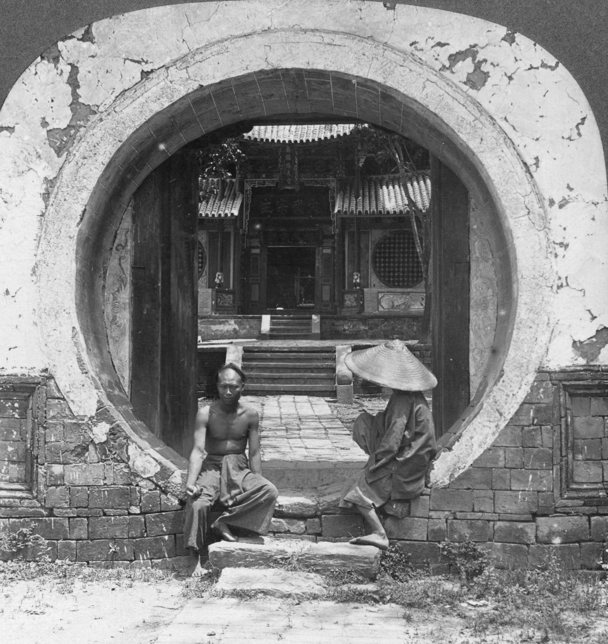 Utelias portti, sisäänkäynti Joss-taloon, Bhamo, Burma, 1908 tekijältä Stereo Travel Co
