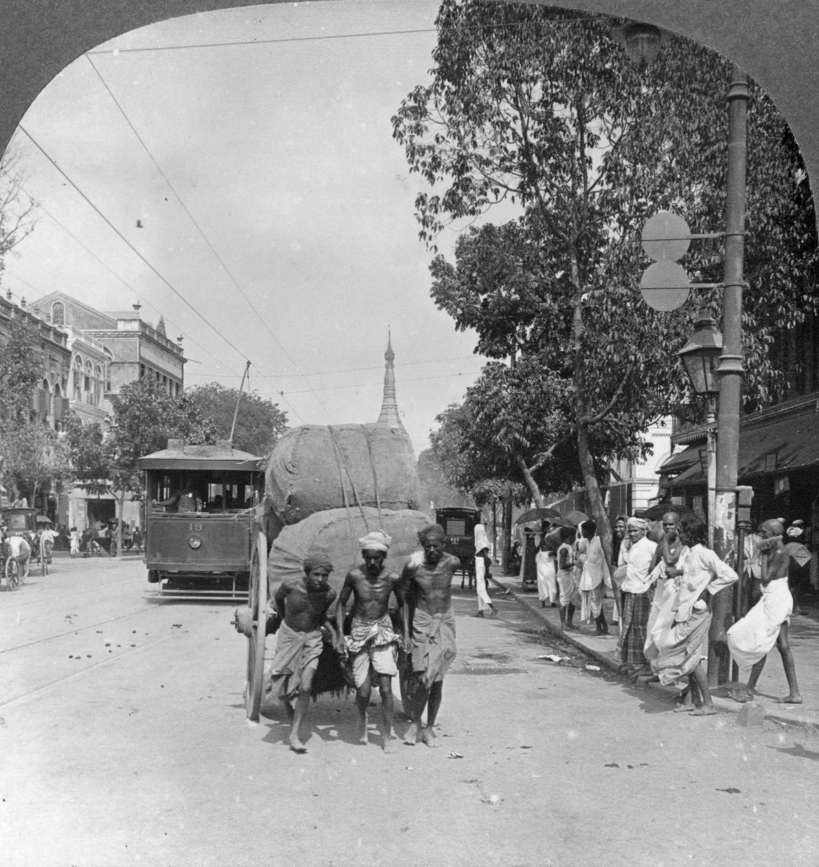Dalhousie Street, kaupungin vilkkain, Rangoon, Burma, 1908 tekijältä Stereo Travel Co