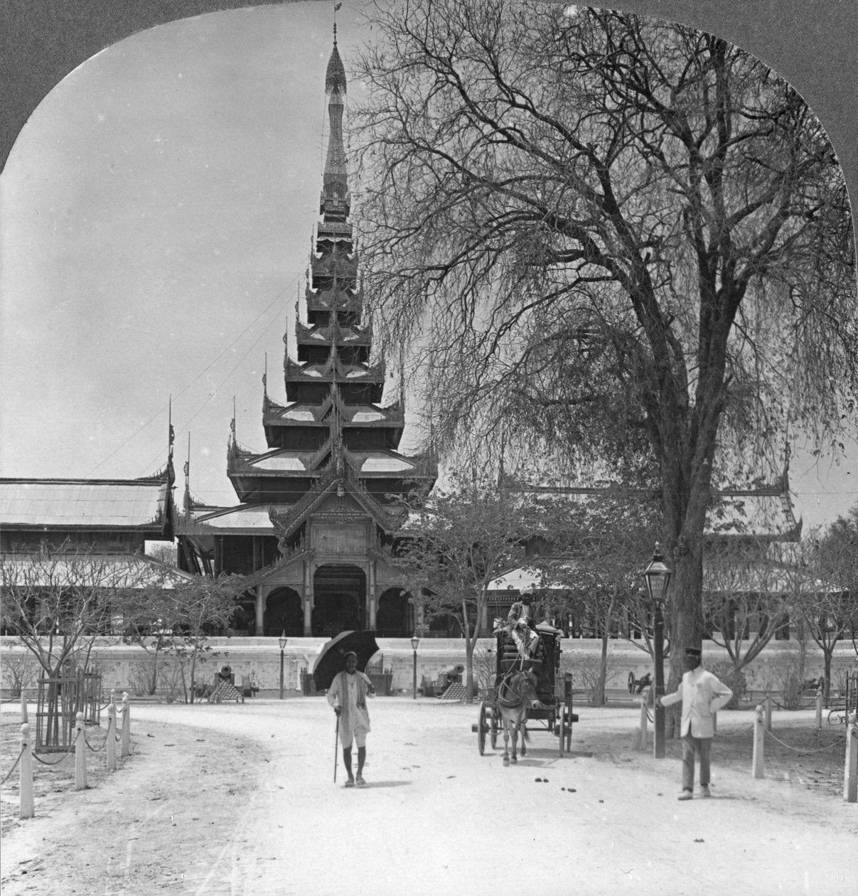 Kuninkaanlinna edestä, Mandalay, Burma, 1908 tekijältä Stereo Travel Co