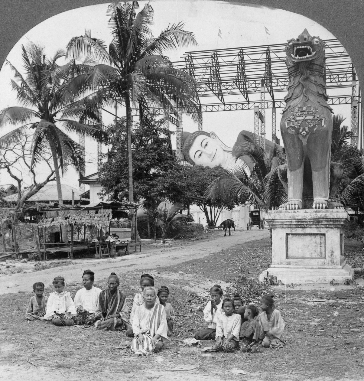 Jättiläinen makaava Buddhan hahmo, Pegu, Burma, 1908 tekijältä Stereo Travel Co