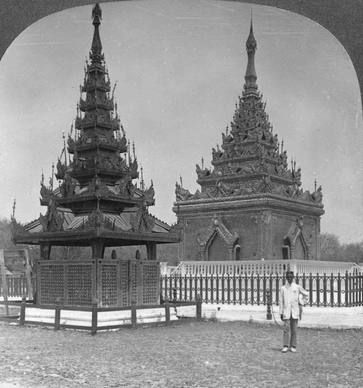 King Mindons Tomb, Kuninkaallinen palatsi, Mandalay, Burma, 1908 tekijältä Stereo Travel Co