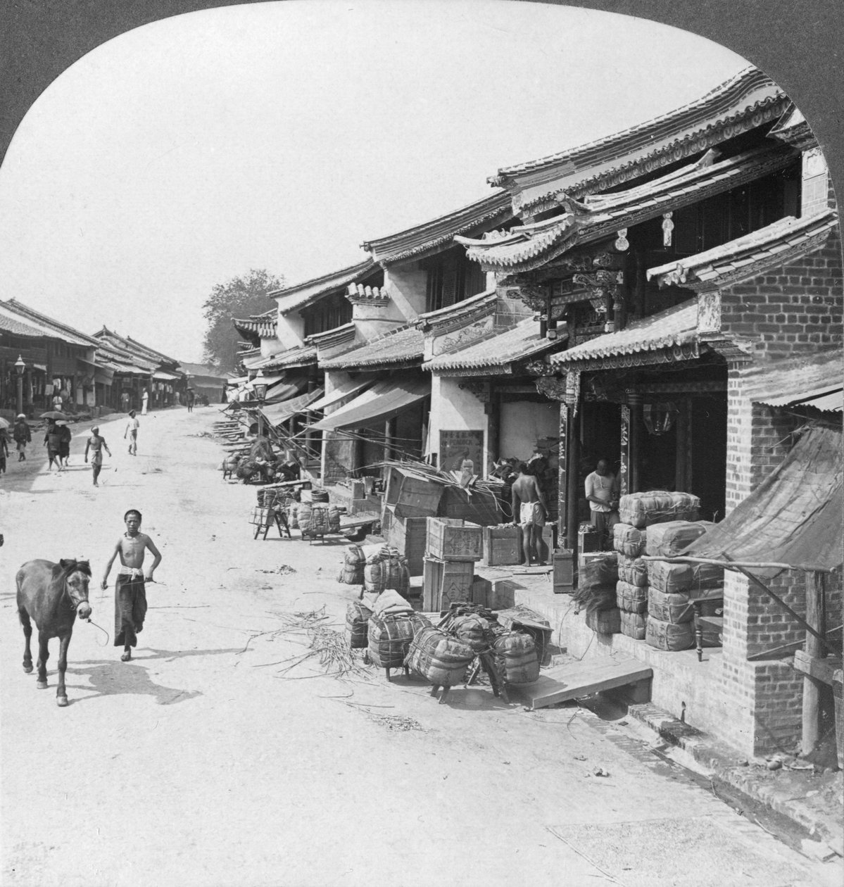 Kiinan korttelin pääliikekatu, Bhamo, Burma, 1908 tekijältä Stereo Travel Co