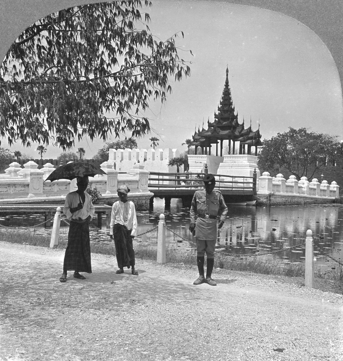 Pääsisäänkäynti Fort Dufferiniin ja kuninkaalliseen palatsiin, Mandalay, Burma, 1908 tekijältä Stereo Travel Co