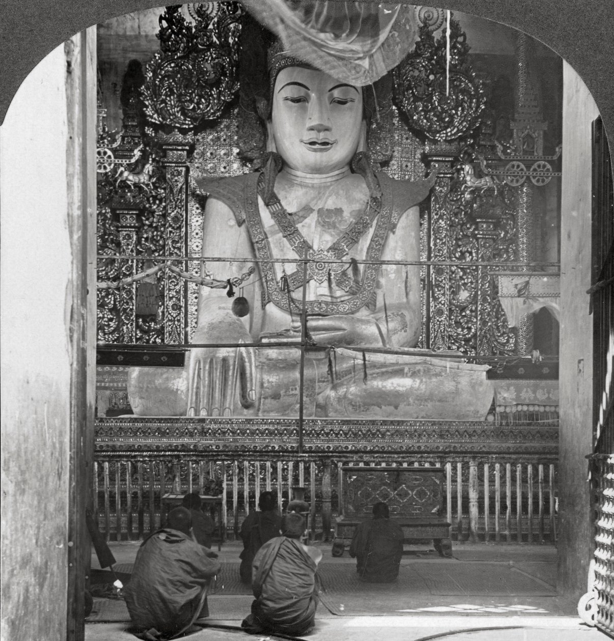 Marmoribuddha pagodissa, Mandalay, Burma, 1908. tekijältä Stereo Travel Co