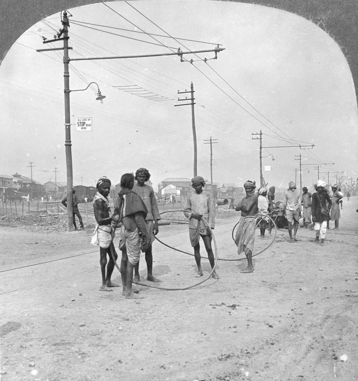 Miehet, jotka vetävät raskaan kuorman, Rangoon, Burma, 1908 tekijältä Stereo Travel Co