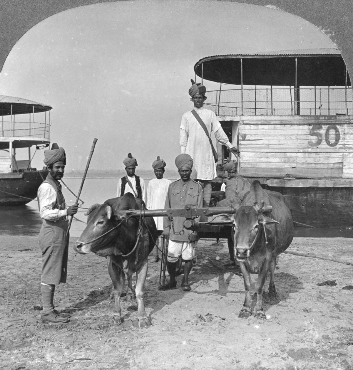 Sotilaskuljetuskärry intialaisten sotilaiden saattajan kanssa, Burma, 1898. tekijältä Stereo Travel Co
