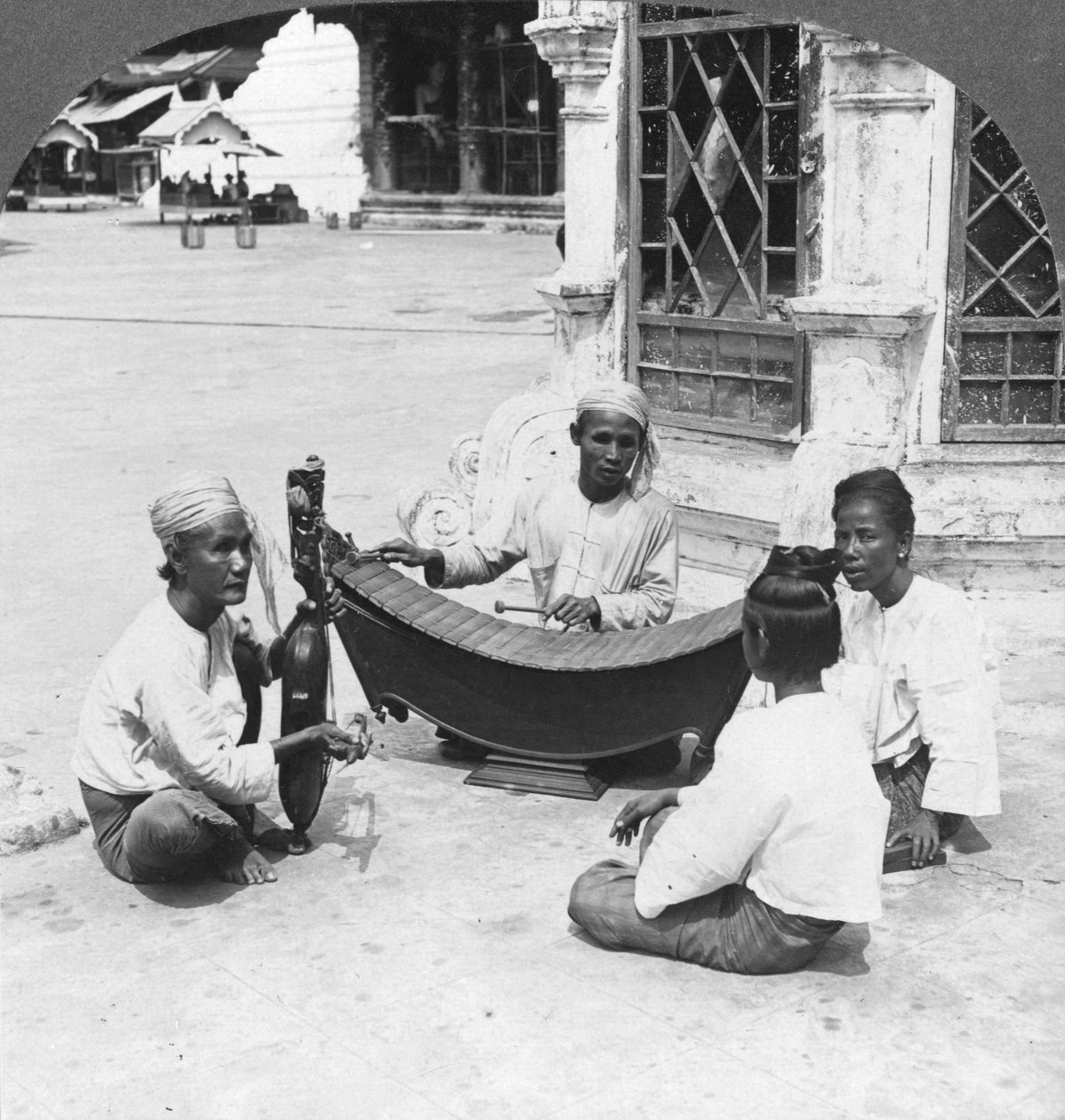 Muusikot, Shwedagon Pagoda, Rangoon, Burma, 1908 tekijältä Stereo Travel Co