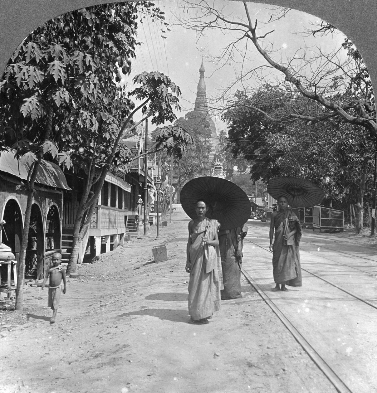 Pagoda Road to the Shwedagon Pagoda, Rangoon, Burma, 1908 tekijältä Stereo Travel Co