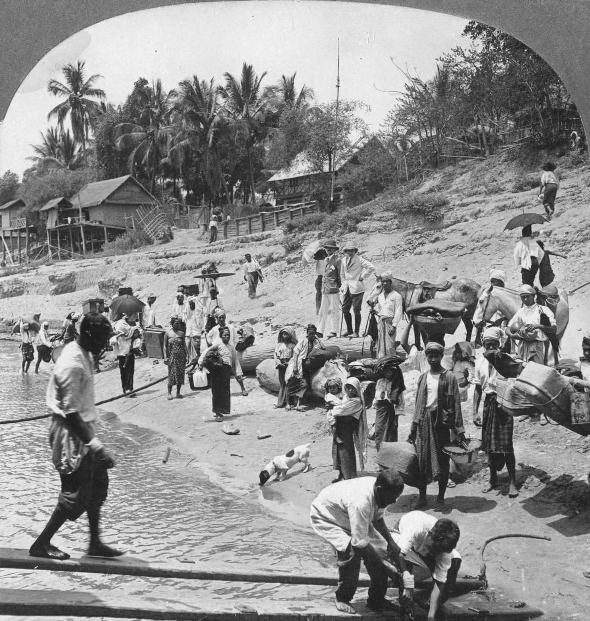 Matkustajat nousemassa Irrawaddy-höyrylaivaan, Mada, Rangoon, Burma, 1908 tekijältä Stereo Travel Co