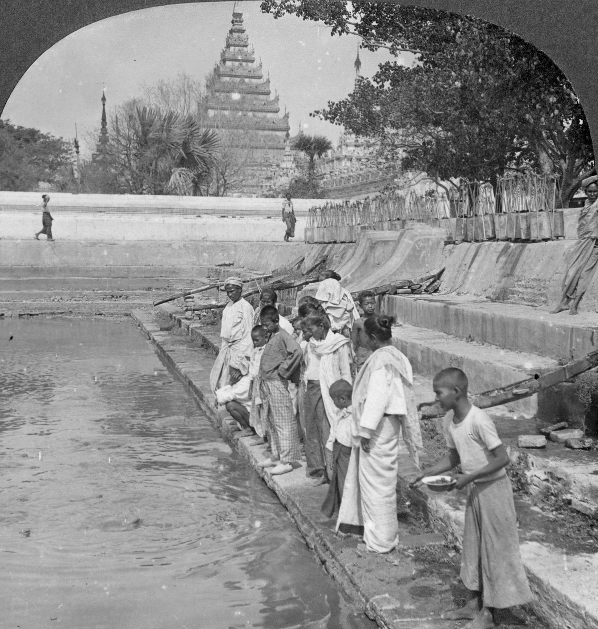 Pyhiinvaeltajat ruokkivat pyhiä kilpikonnia, Arakanin pagodi, Mandalay, Burma, 1908. tekijältä Stereo Travel Co