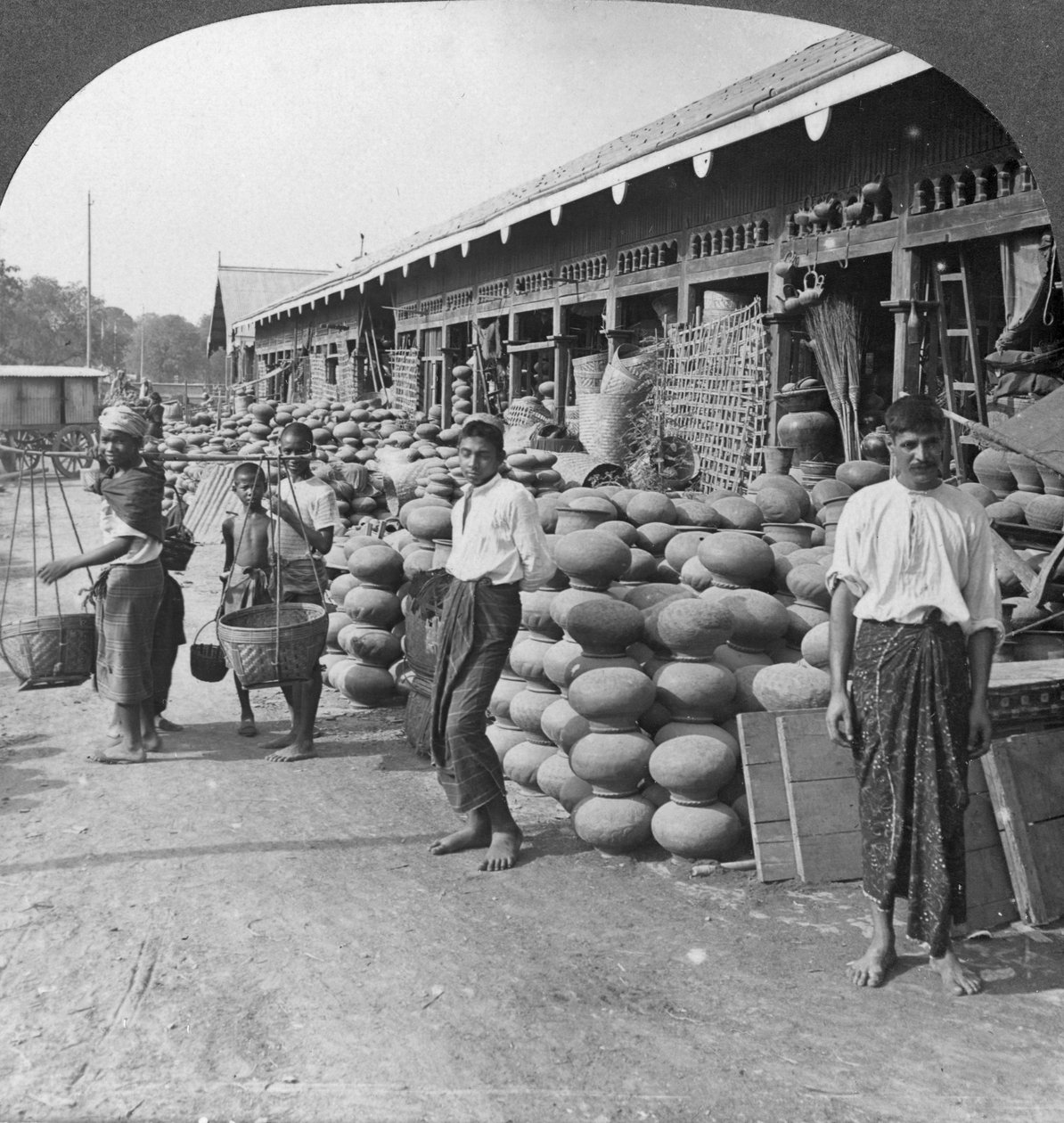 Keramiikkakauppa kadulla Mandalayssa, Burmassa, 1908. tekijältä Stereo Travel Co