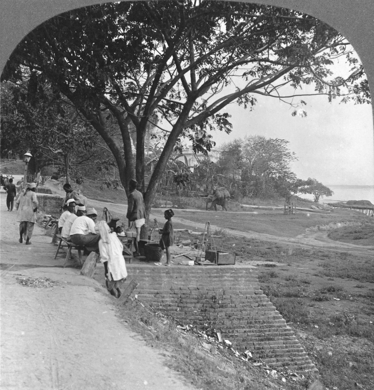 Joen ranta ja ranta, Bhamo, Burma, 1908 tekijältä Stereo Travel Co