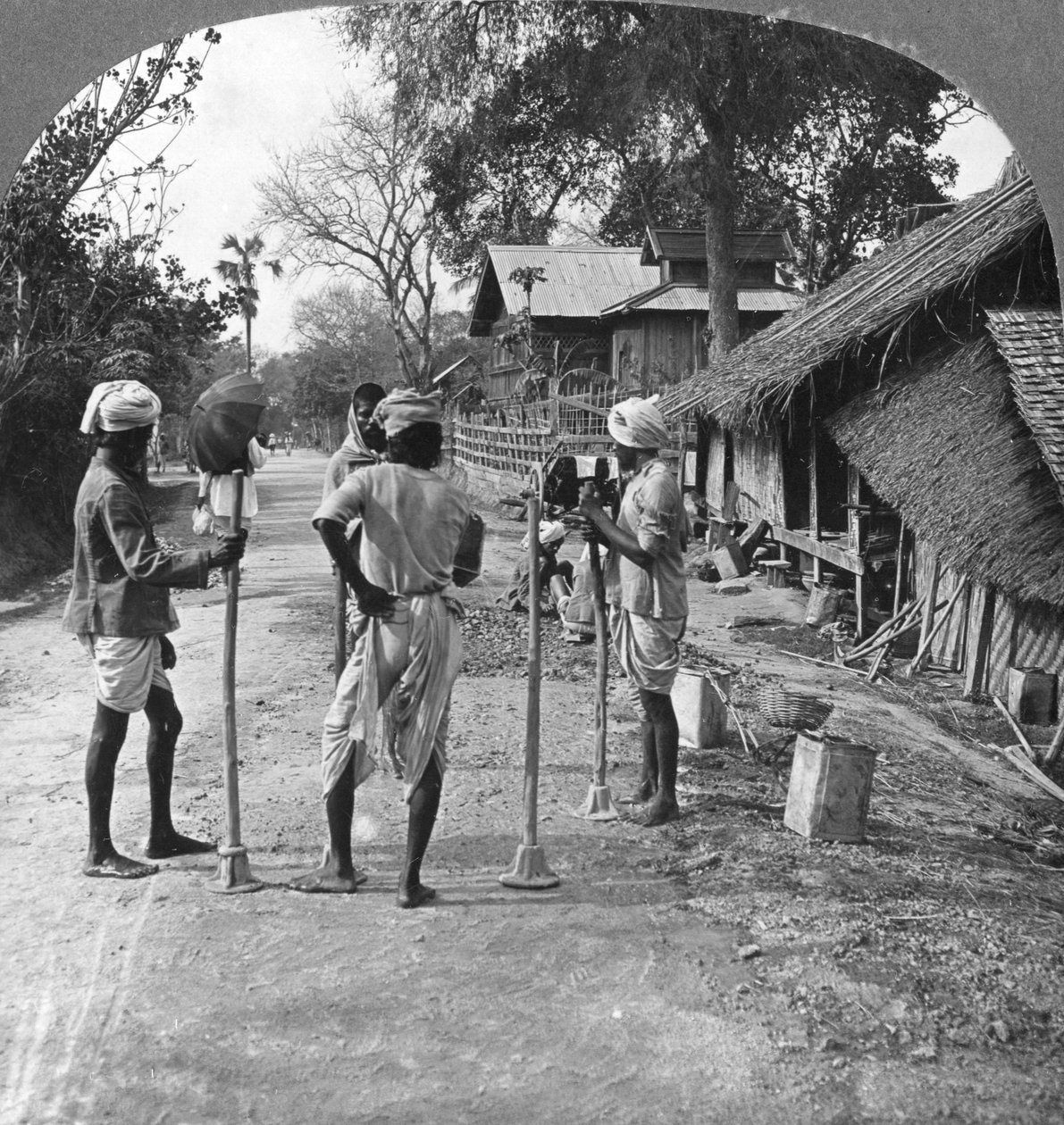 Tien korjaus, Bhamo, Burma, 1908 tekijältä Stereo Travel Co