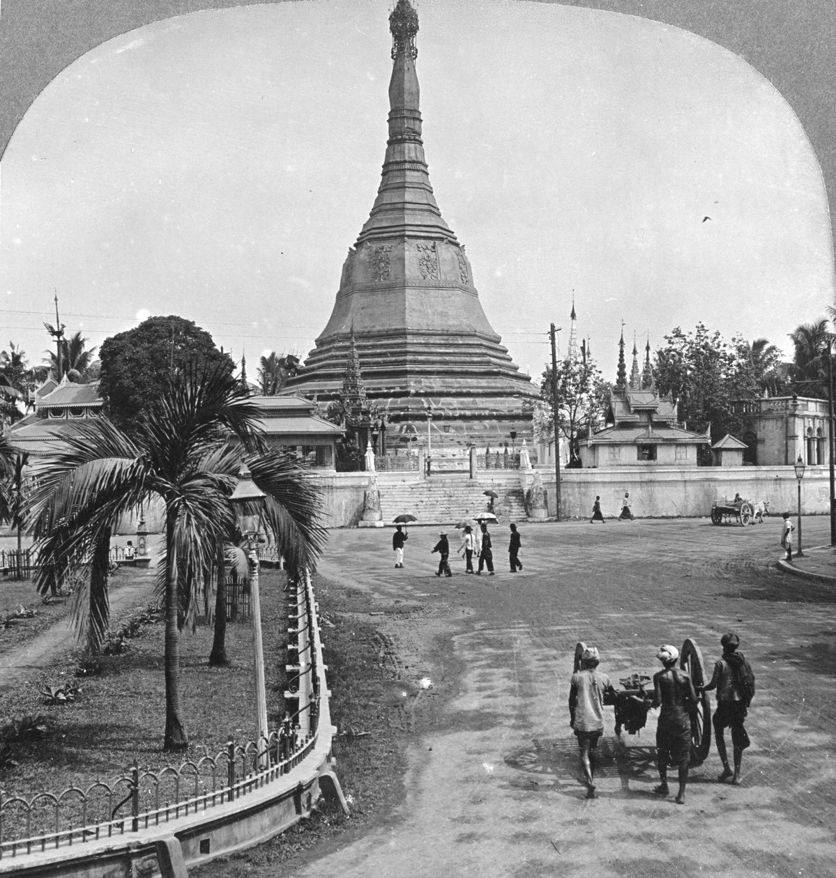 Sule Pagoda Pagoda Streetiltä, Rangoon, Burma, 1908 tekijältä Stereo Travel Co