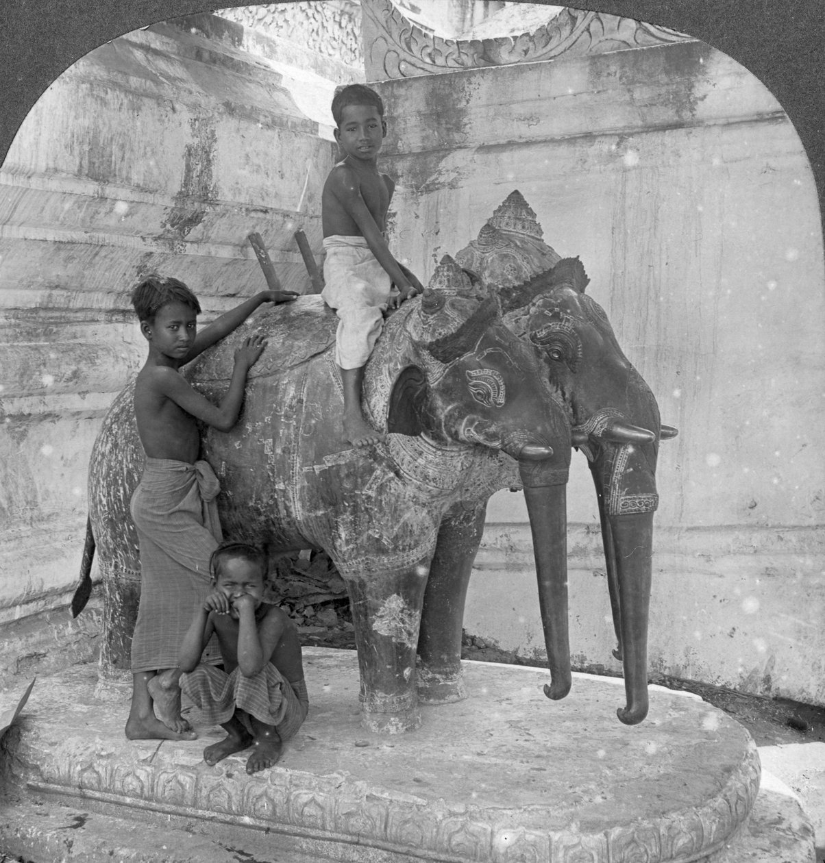 Kolmipäinen norsu vartioi pyhäkköä, Arakan Pagoda, Mandalay, Burma, 1908. tekijältä Stereo Travel Co