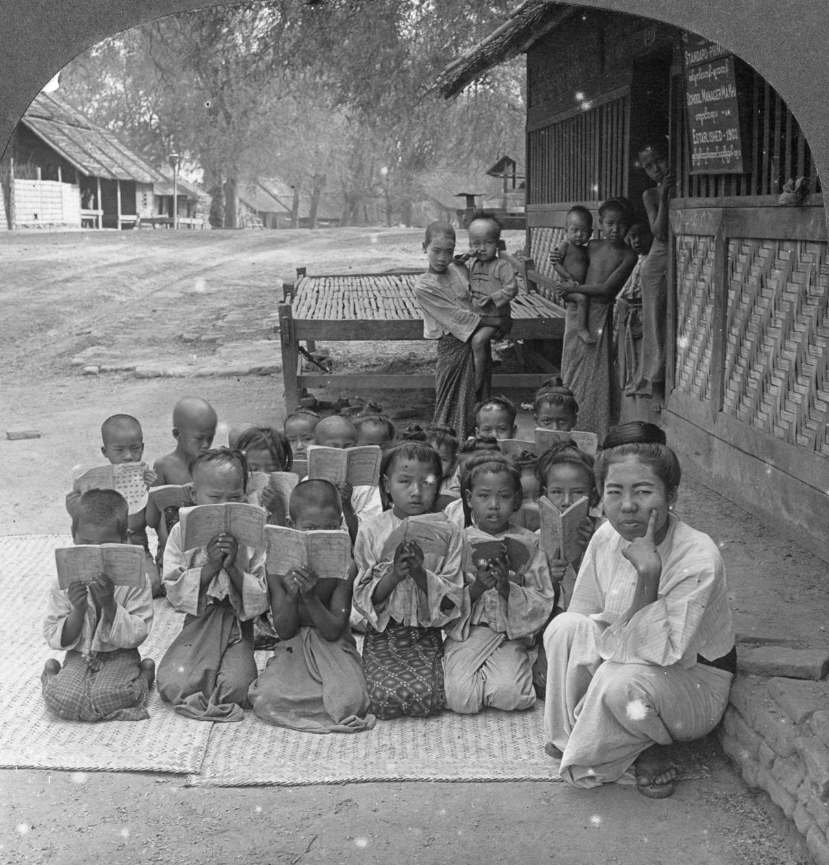 Kyläkoulu ja opettaja, Amarapura, Burma, 1908 tekijältä Stereo Travel Co