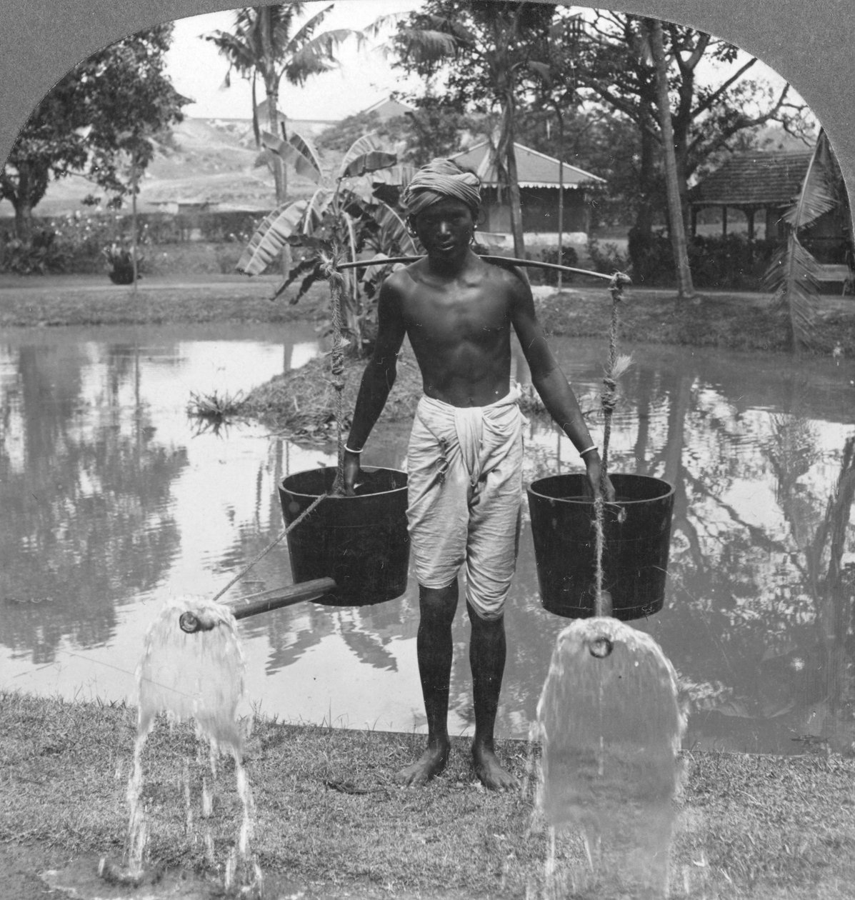 Kadun kasteluun käytetyt kastelukannut, Burma, 1908 tekijältä Stereo Travel Co