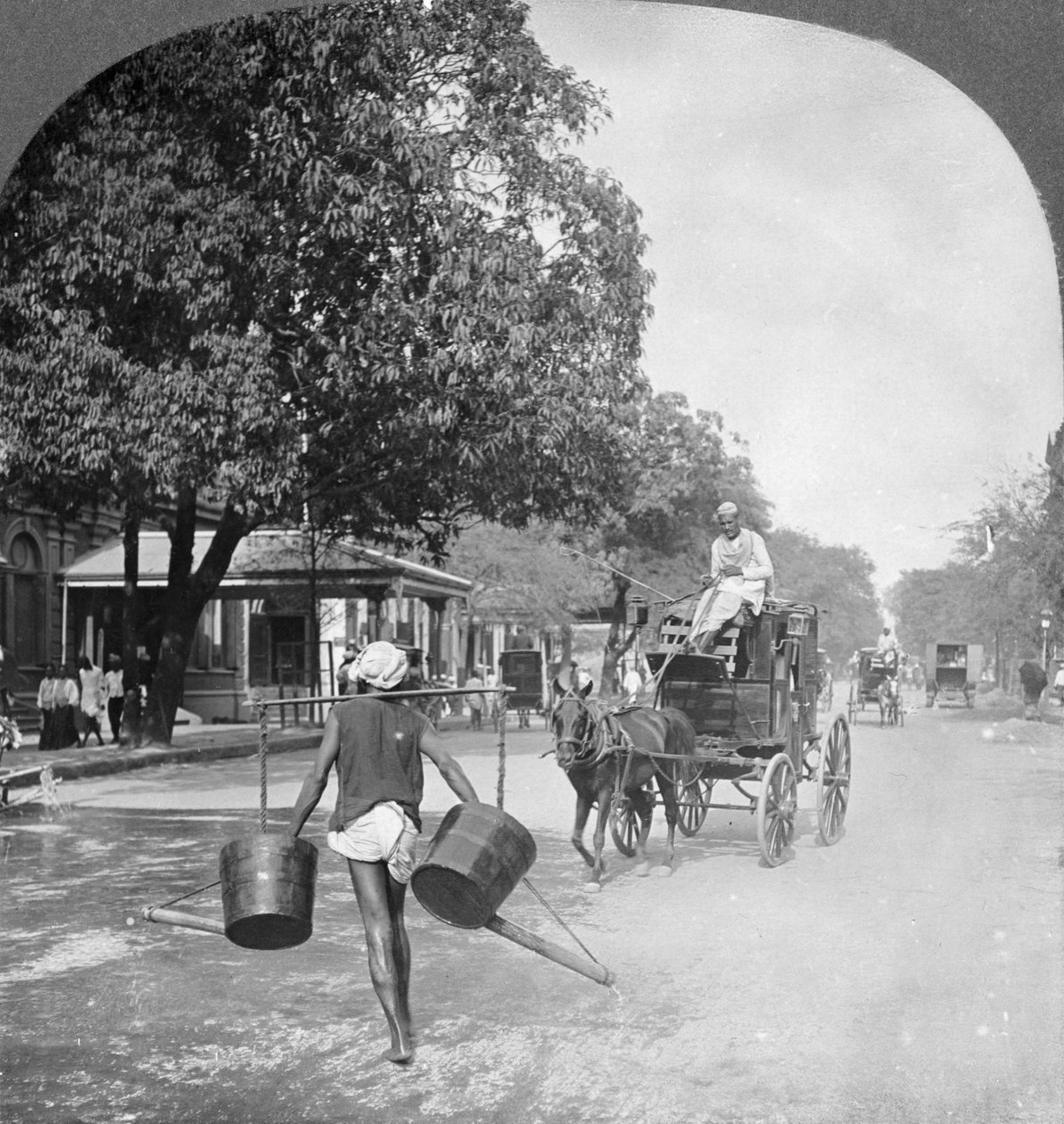 Rangoonin katujen kastelua Burmassa 1908 tekijältä Stereo Travel Co