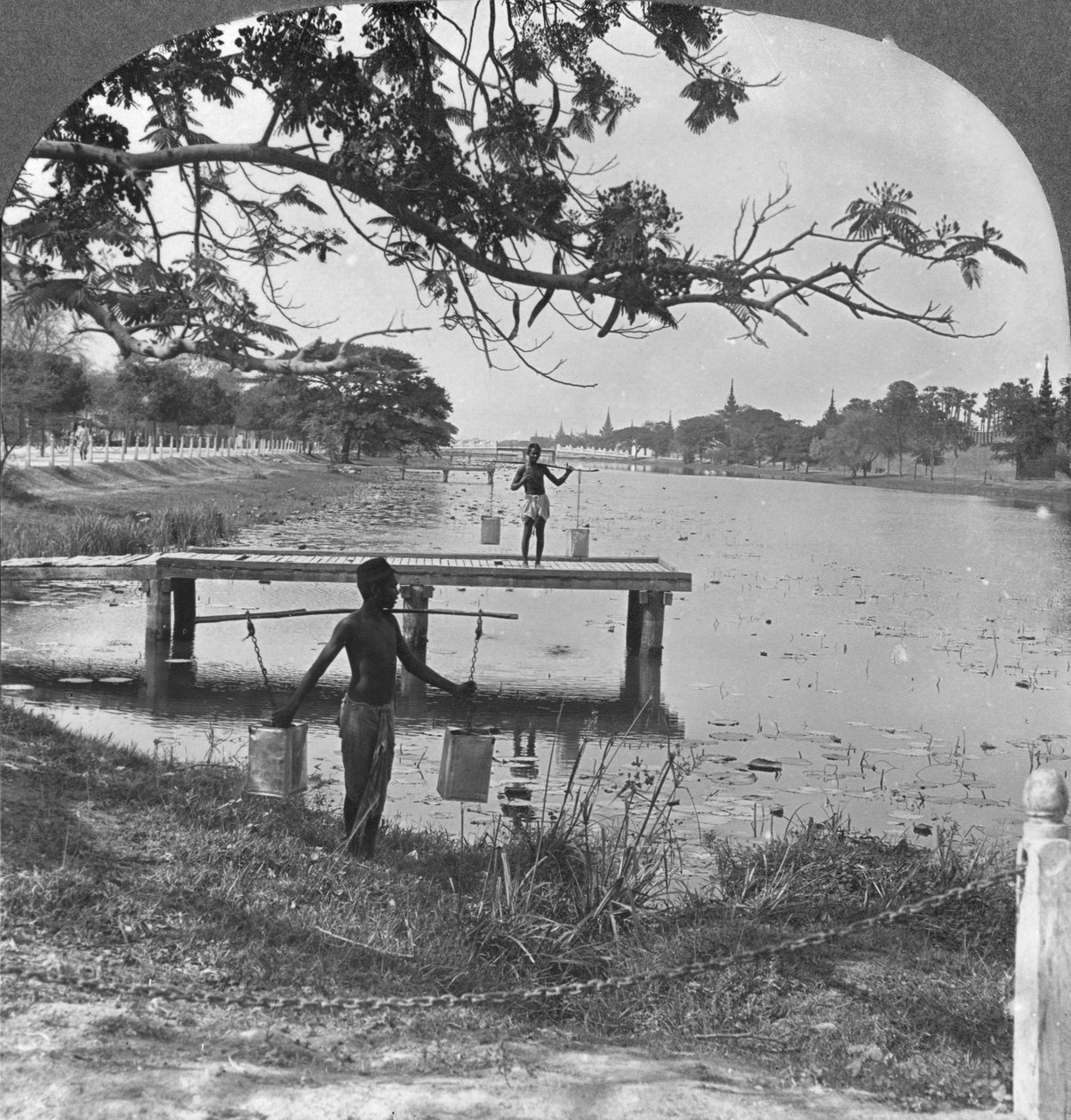 Linnoituksen länsipuoli, jossa näkyy vallihauta, Mandalay, Burma, 1908 tekijältä Stereo Travel Co