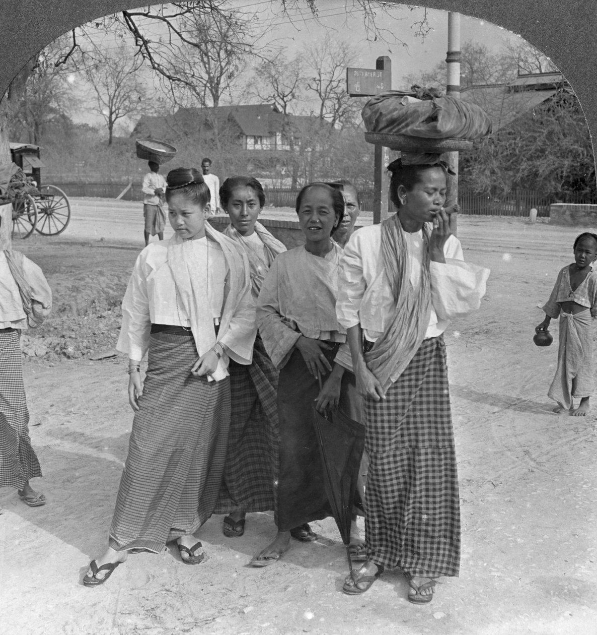 Nainen ja palvelijat menossa markkinoille, Mandalay, Burma, 1908 tekijältä Stereo Travel Co