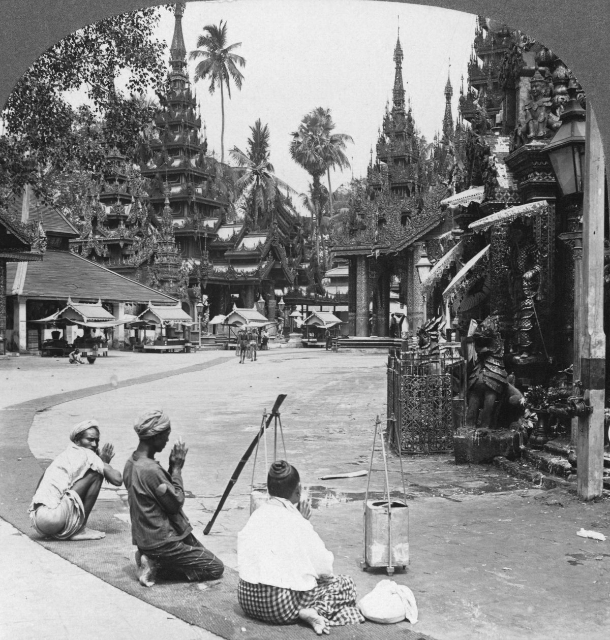 Palvotaan epäjumalan edessä, Shwedagonin pagodi, Rangoon, Burma, 1908 tekijältä Stereo Travel Co