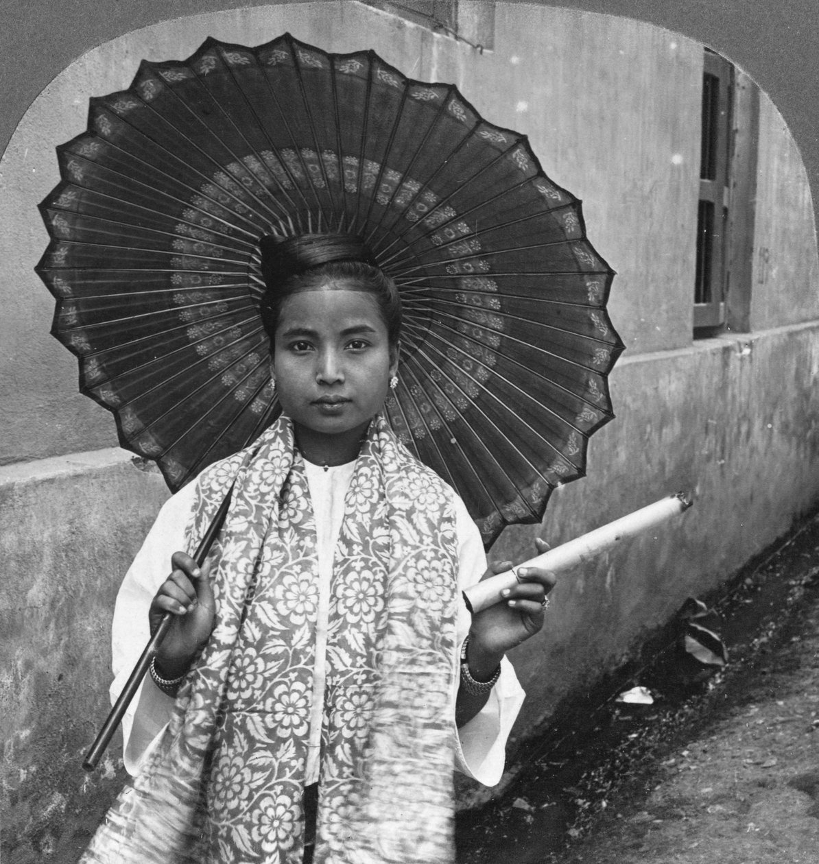 Nuori burmalainen nainen, jolla on valtava sikari, Rangoon, Burma, 1908 tekijältä Stereo Travel Co