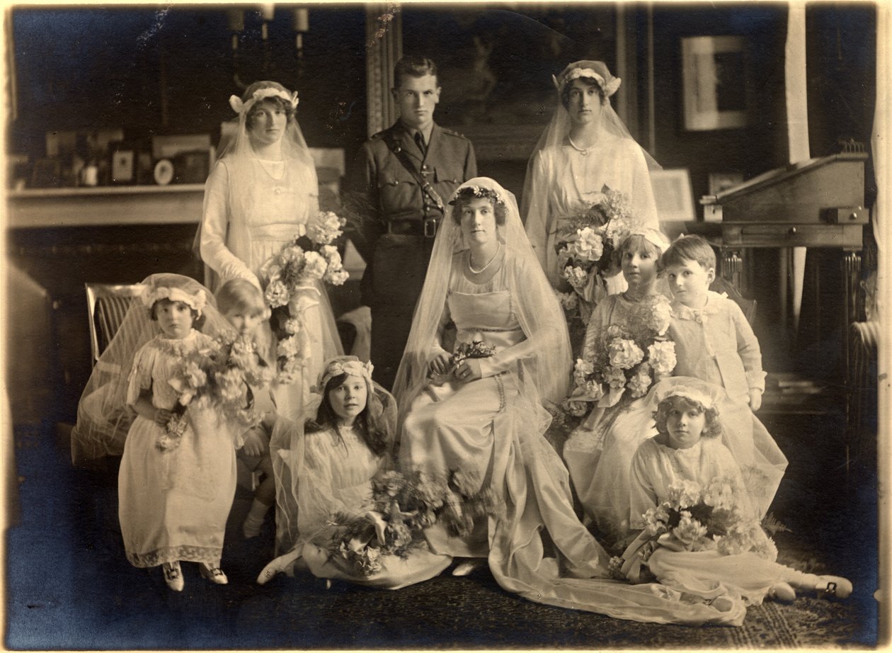 Lady Blanche Cavendishin ja eversti Ivan Murray Guards Chapelin häämuotokuva, Lansdowne House, 21. huhtikuuta 1919 (m/v kuva) tekijältä Studio Lafayette
