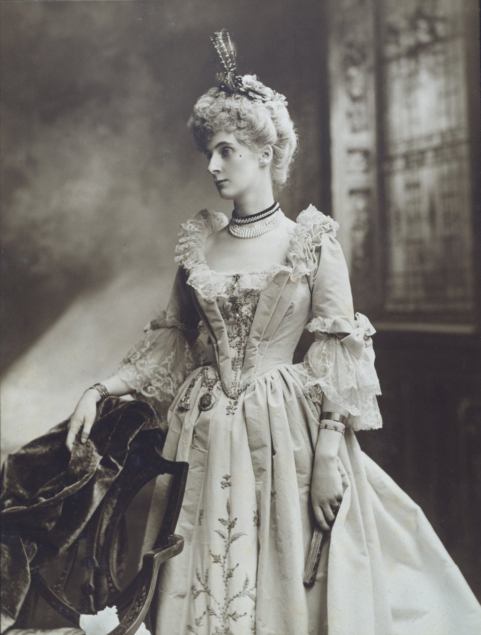 Lady Evelyn Cavendish, myöhemmin Devonshiren herttuatar, rouvana keisarinna Maria Theresan, Devonshiren herttuattaren timanttijuhlapäivän hovissa Devonshire Housessa tekijältä Studio Lafayette