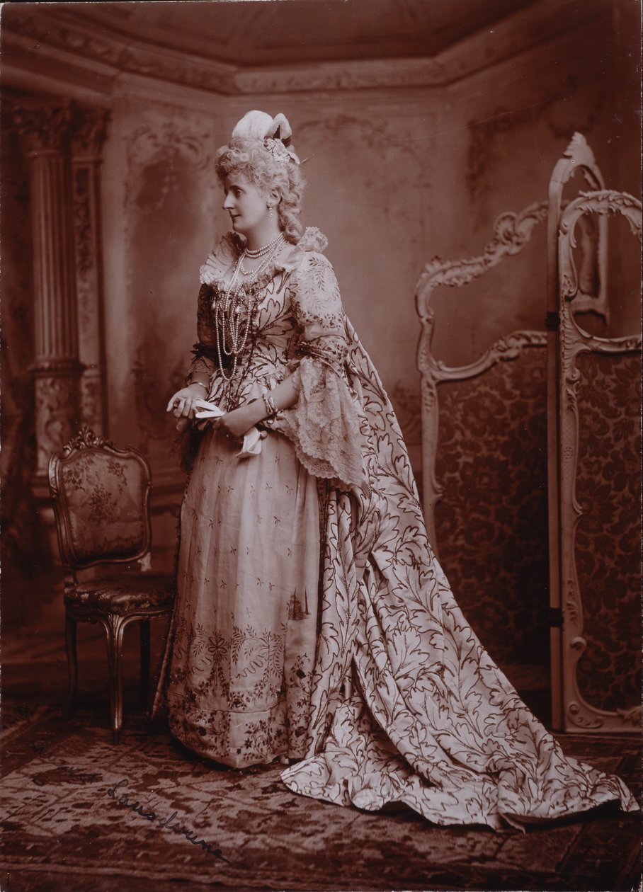 Maud, Lansdownen marssitar, Lady Keith, Devonshiren herttuattaren keisarinna Maria Theresan hovissa sijaitsevan Britannian suurlähettilään vaimo, Devonshiren herttuattaren Diamond Jubilee Ball Devonshire Housessa tekijältä Studio Lafayette