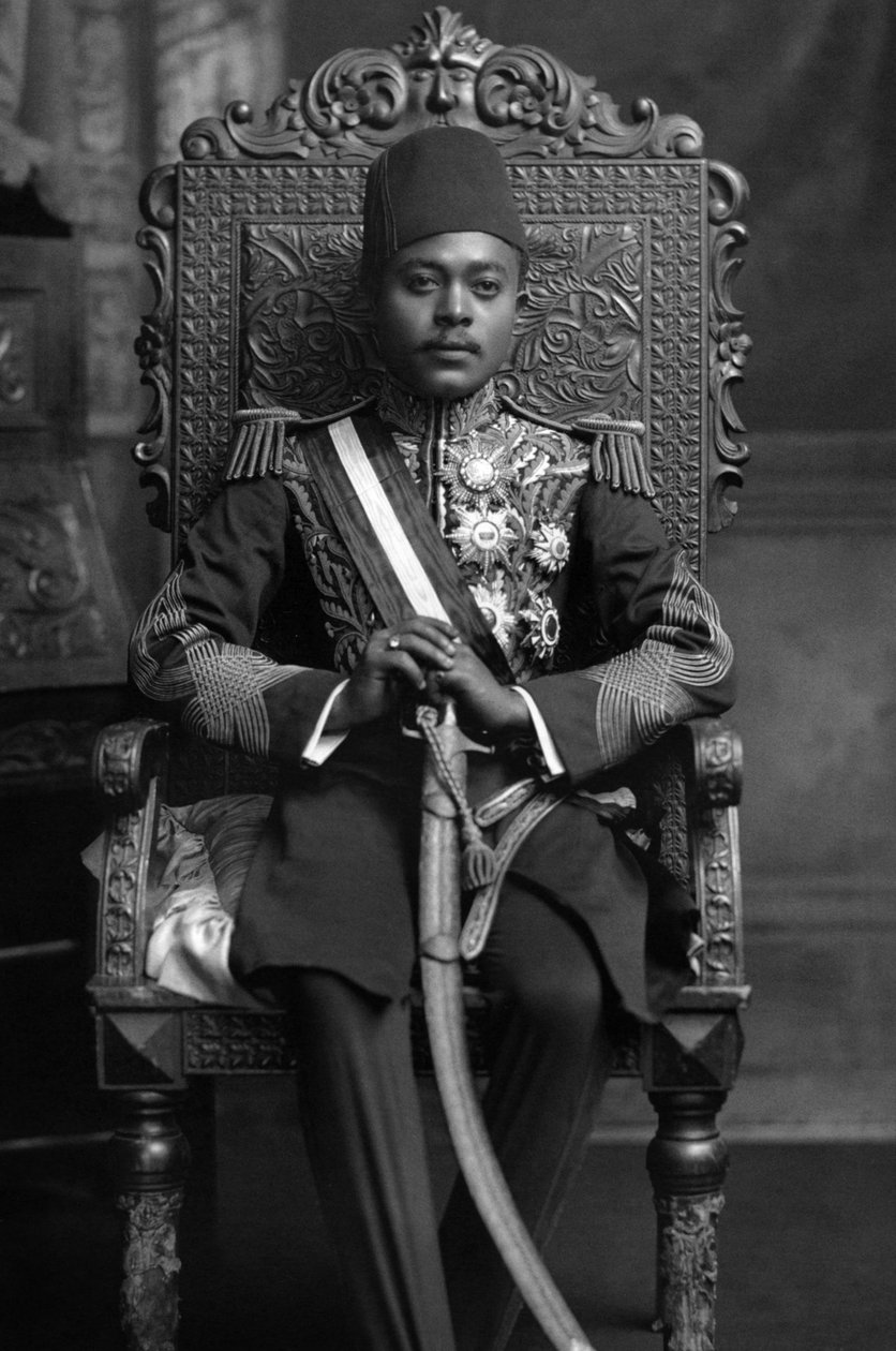 Sansibarin sulttaani Ali II, noin 1900 (kuva). tekijältä Studio Lafayette