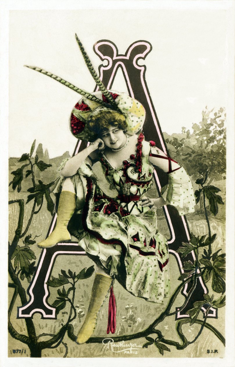 Vastaanottaja: Constance Elise De Vere, ranskalainen näyttelijä, jolla on englantilaiset juuret, syntynyt Belgiassa -Theatre Marigny, Pariisi - Aakkoset postikorteissa - Leopold Reutlingerin tekemät valokuvamontaasit Belle Epoquen naistaiteilijoiden valoku tekijältä Studio Reutlinger
