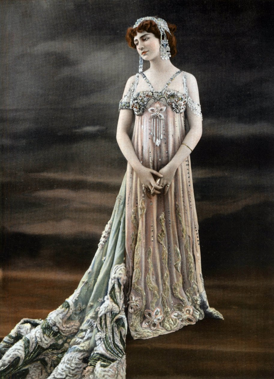 Ranskalainen sopraano Genevieve Vix oopperan Circe roolissa Pariisin Opera Comiquessa (kuva) tekijältä Studio Reutlinger