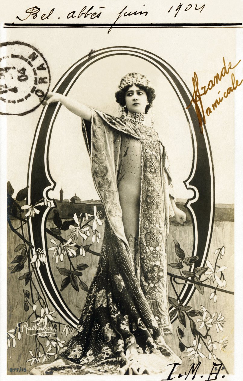 O a : Anna Held, puolalainen, laulaja ja tanssija la Belle Epoquesta - Aakkoset postikortissa tekijältä Studio Reutlinger
