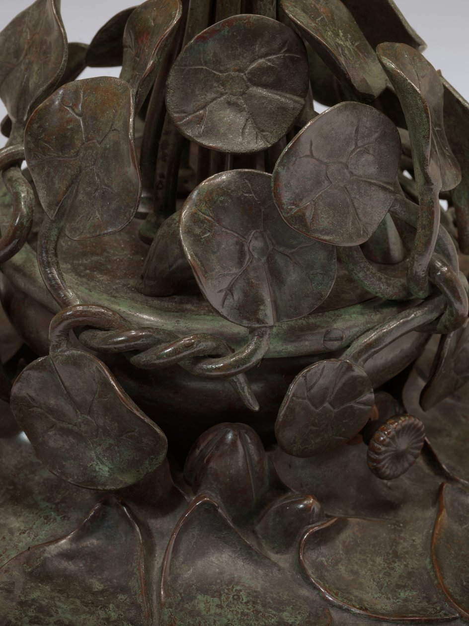 Pond Lily -pöytälamppu, n. 1903 (lyijyä lasia ja patinoitua pronssia) tekijältä Studios Tiffany