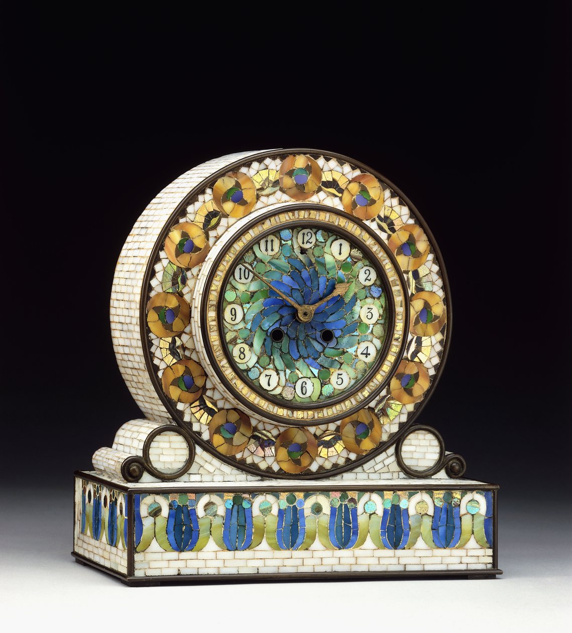 Pronssiin kiinnitetty mosaiikki Favrile-lasinen mantelkello, 1900-luku (pronssi, mosaiikki, Favrile-lasi) tekijältä Studios Tiffany