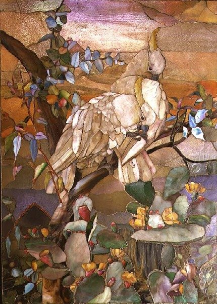 Rikkihuippukakadut, perinteisesti Joseph Briggsille omistettu (lasimosaiikki). tekijältä Studios Tiffany