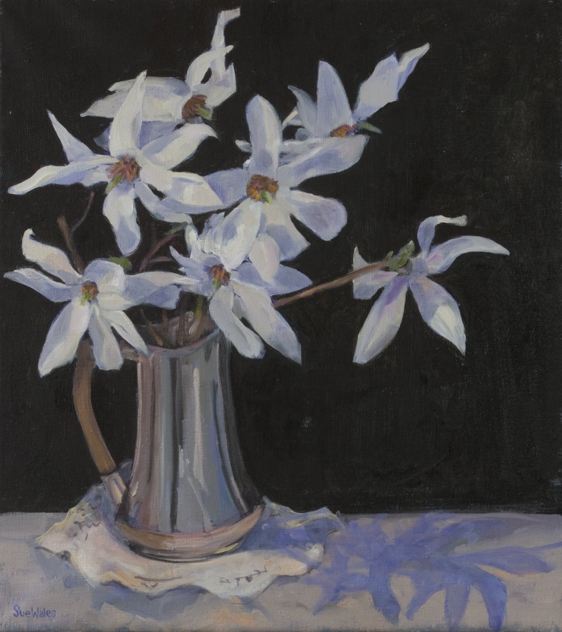 Valkoiset magnoliat hopeakannussa, 2019 tekijältä Sue Wales