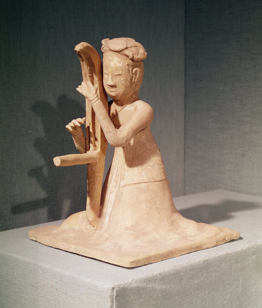 Istuva muusikko soittamassa harppua (maalattu terrakotta) tekijältä Sui Dynasty Chinese School