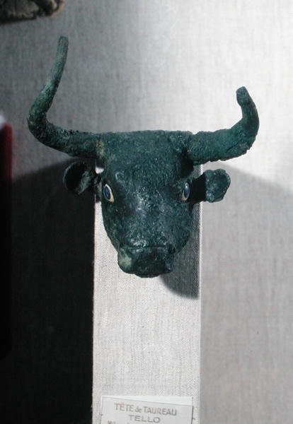 Härän pää, kuninkaallinen sumerilainen kirjoitus, teline huonekalulle tai harpulle, Telloh (muinainen Girsu) varhaisdynastian ajalta, noin 2500-2400 eKr. (kupari) (katso myös 65105) tekijältä Sumerian