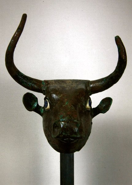 Härän pää, kuninkaallinen sumerilainen teksti, teline huonekalulle tai harpulle, kunnostettu, Tellohin (muinaisen Girsun) varhaisdynastian ajalta, noin 2500-2400 eKr. (kupari, kuori ja lapi) tekijältä Sumerian