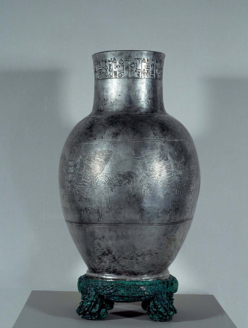Mesopotamia: Entemena-maljakko hautahopeaa kuvioineen ja nuolenpääkirjoituksella (Eannatumin veljenpoika ja toinen seuraaja). Kesäkausi (2900-2200 eKr.). 2400 eaa. Aurinko 0,35x0,18 m Pariisi, musee du Louvre tekijältä Sumerian Mesopotamian School