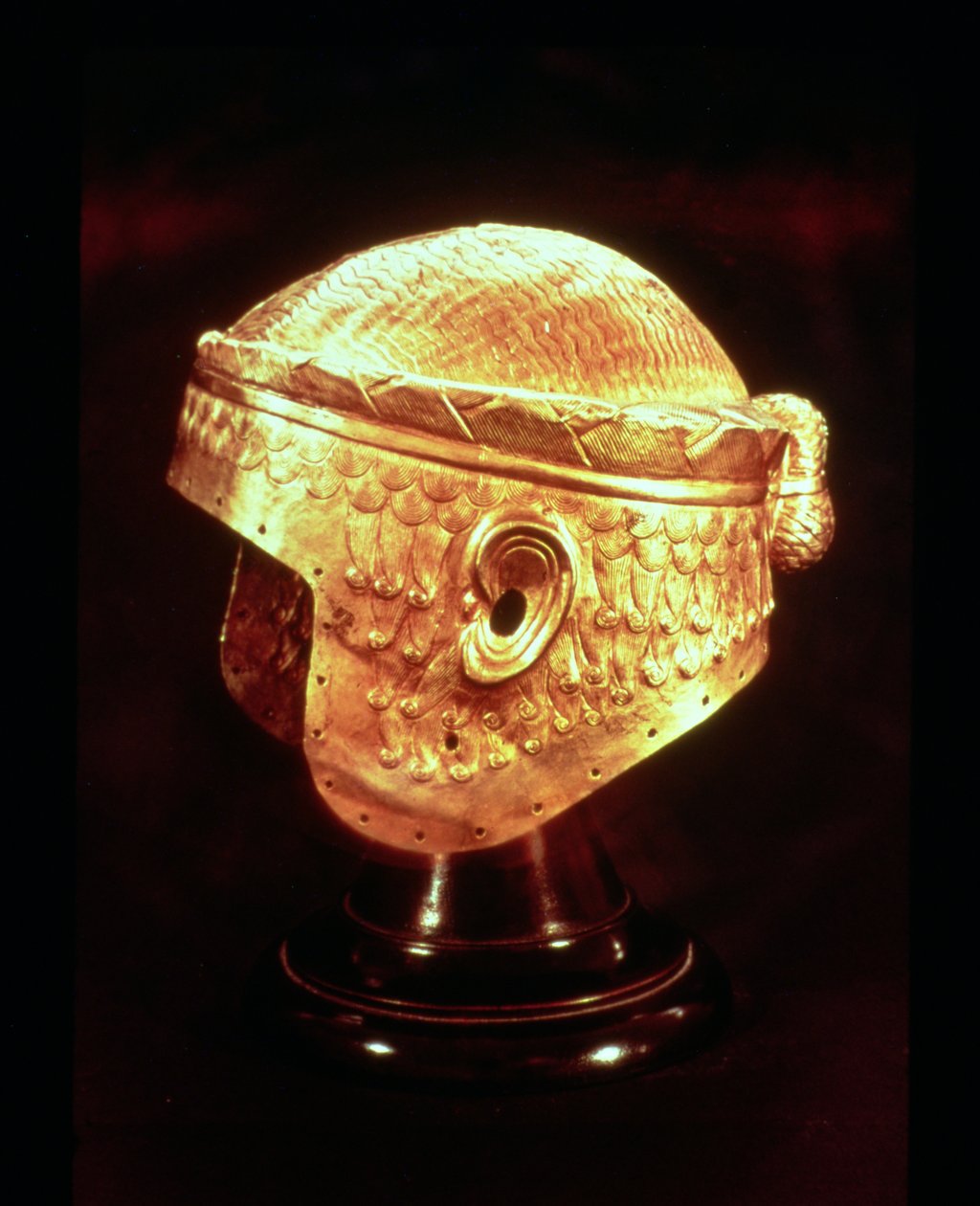 Kuningas Mes-Kalem-Dugin Electrum-kypärä, n. 2500-2400 eKr. (hakattu kulta) (katso myös 161987) tekijältä Sumerian