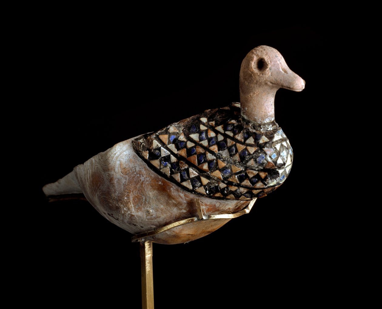 Ala-Mesopotamia, Irak, sumerilainen taide: ankan muotoinen lamppu, jonka kuori on upotettu lapis lazulilla, punaisella kalkkikivellä ja helmiäisellä. 3000 eaa. Aurinko. l. 21 cm Bagdad, Irakin kansallinen museo tekijältä Sumerian Sumerian