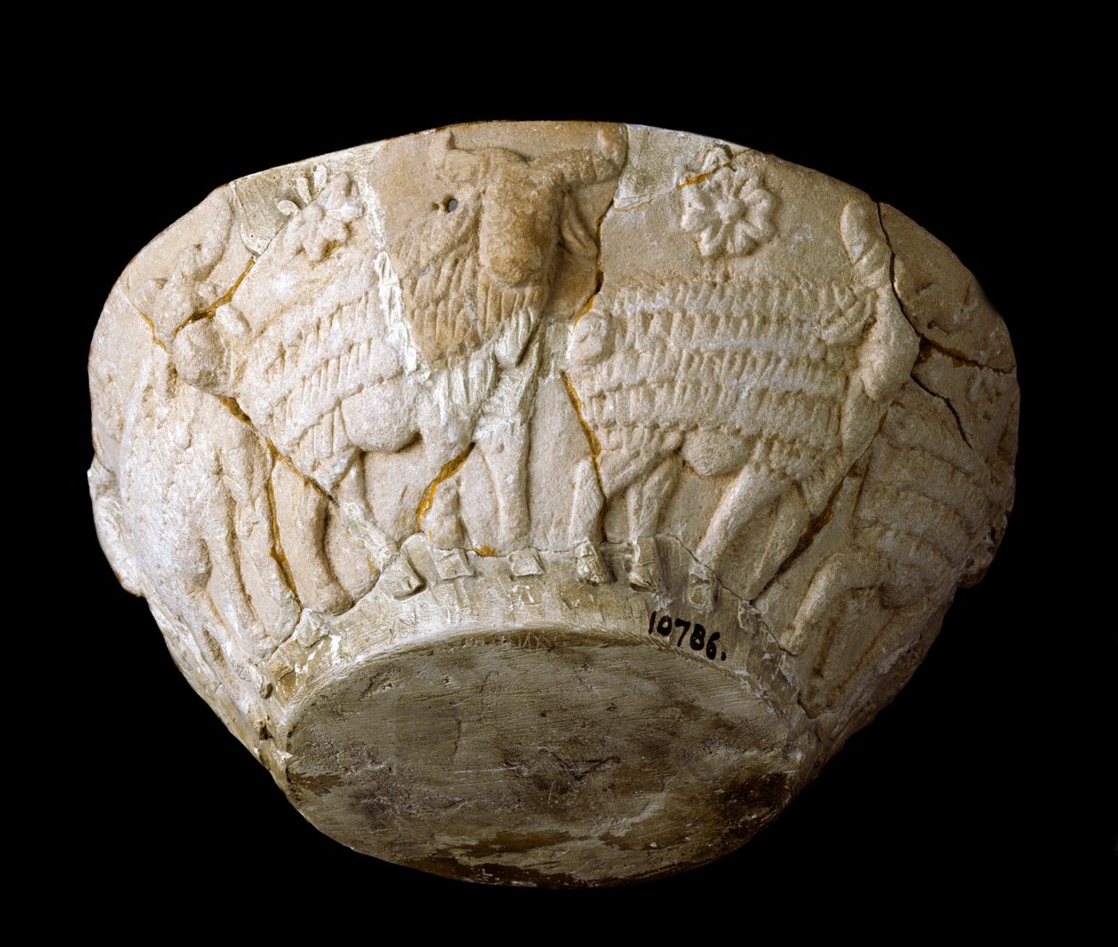 Sumerilainen taide: kalkkikivileikkaus, joka on veistetty uskovien reliefeistä. 3000 eaa. Koko 9 x halk. 22 cm Bagdad, Irakin kansallinen museo tekijältä Sumerian Sumerian