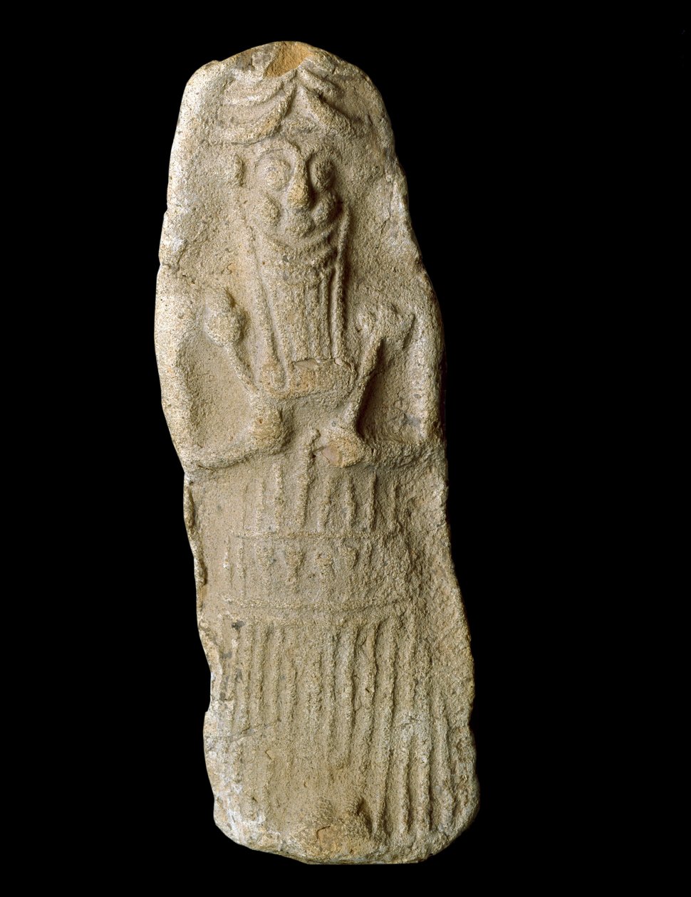 Sumerilainen taide: soturijumala, jolla on karjan korvat, edustaa arkussaan olevia valheita, luultavasti Mesopotamian jumalaa Dumuzia. Terrakottaveistos. Diqdiqqen sivuilta. Himmeä. 12 cm Bagdad, Irakin kansallinen museo tekijältä Sumerian Sumerian
