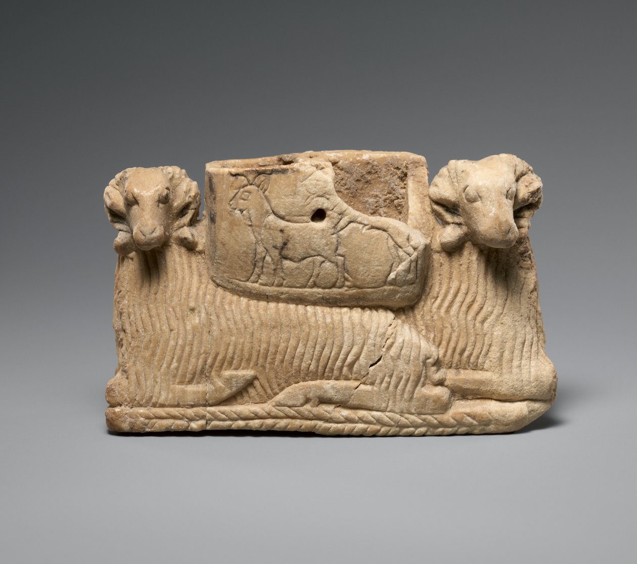 Alus tuettu kahdella pässillä, c. 2600–2500 eKr. (kipsialabasteri) tekijältä Sumerian Sumerian